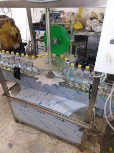 ماكينة تركيب غطاء الزجاجة ( زيت . خل ) نصف اتوماتيك