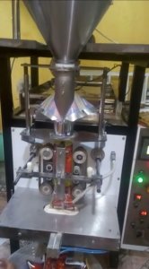 ماكينة تعبئة بقوليات شامله سير دخول و خروج المنتج 