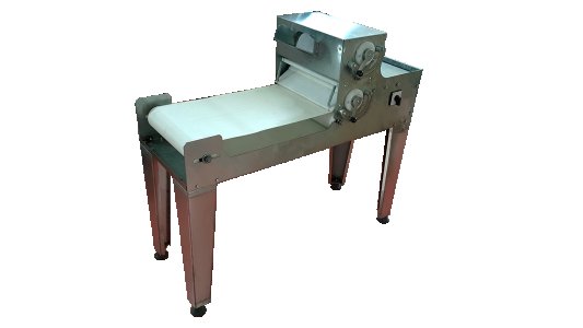 تقوم رقاقة العجين بعملية رق قطعة العجين بعد التقطيع بشكل نصف آلي.