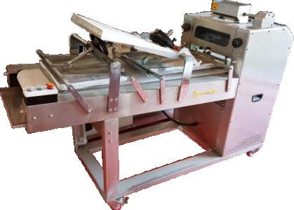 تحتوي هذه الآلة على عدد 2 سلندر أو أربعة سلندرات تقوم بلف العجينة