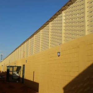 سواتر بلاستيك خشبيه  سواتر حديد مجدول  سواتر شرايح حديد  سواتر خشبية