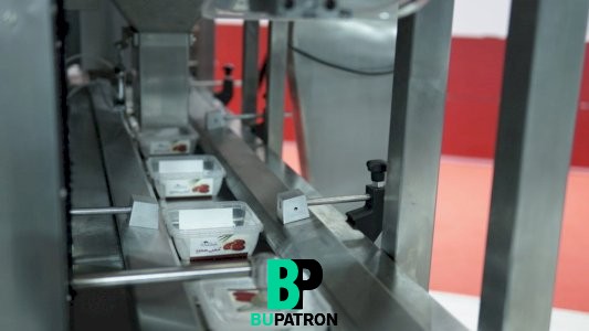 آلة تعبئة التمور في علب بلاستيكية