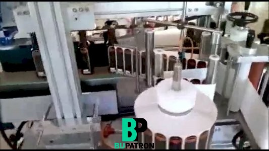 مرحلة لصق الاتيكيت الآلي على طرفي العبوة من خطوط التعبئة الآلية للسوائل
