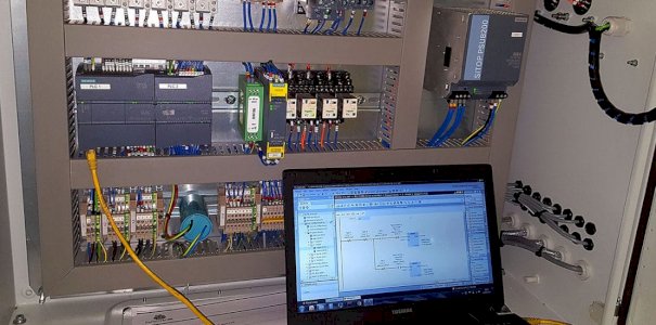 برمجة خطوط إنتاج و آلات تعبئة وتغليف وغيرها.